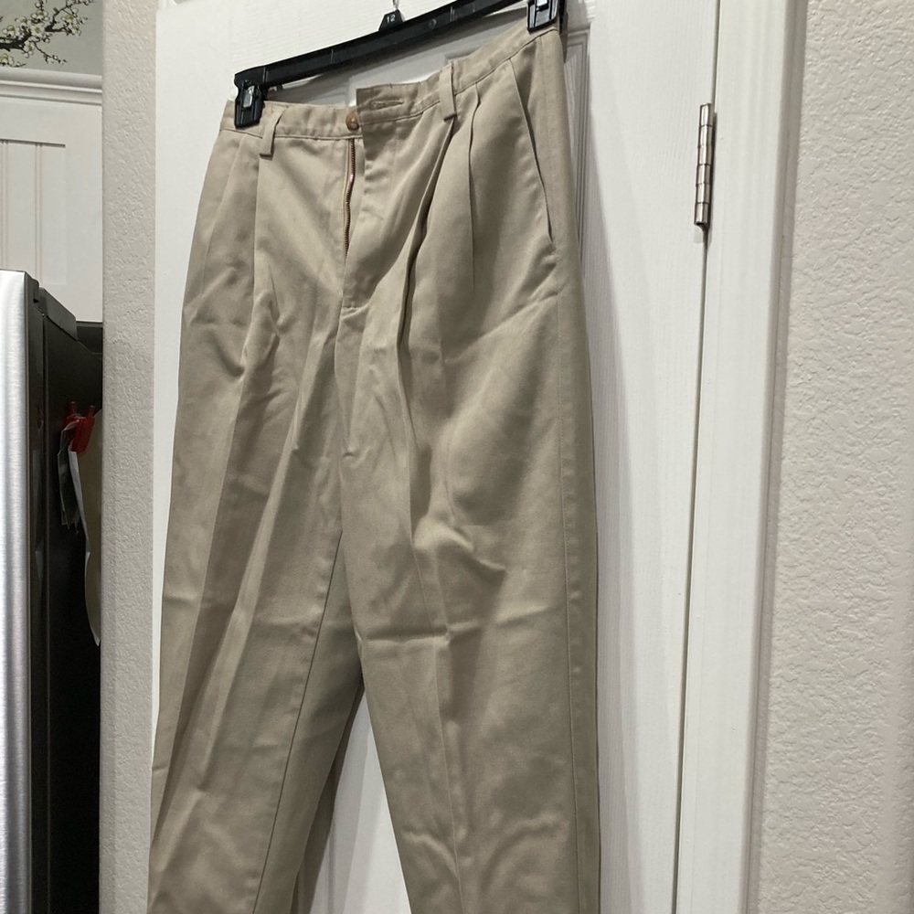 Eddie Bauer Women’s Khaki Chinos. Great slightly used condition.